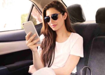 Why Checking Your Phone First Thing In The Morning Could Be Harming Your Mental & Physical Health!