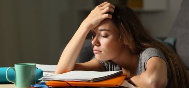 Why Checking Your Phone First Thing In The Morning Could Be Harming Your Mental & Physical Health!