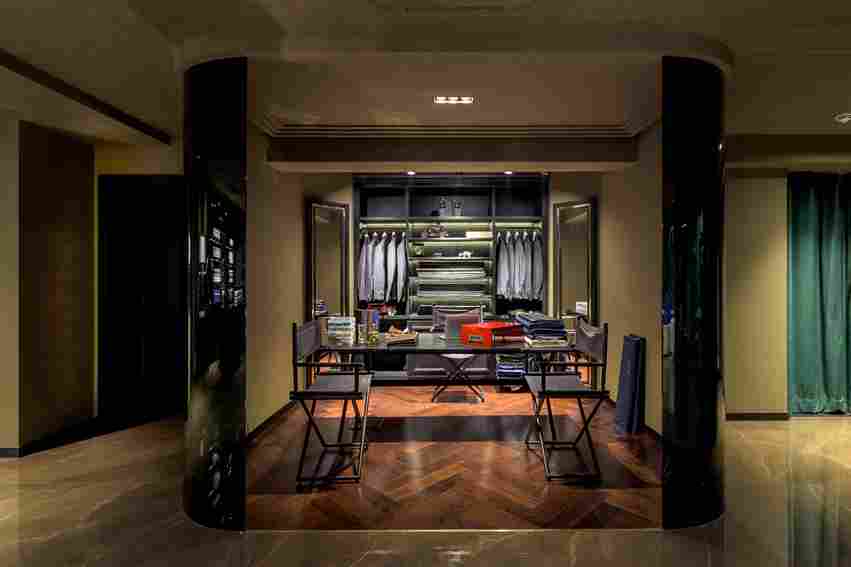Cast and Crew: Redefining Luxury Fashion in Pakistan
