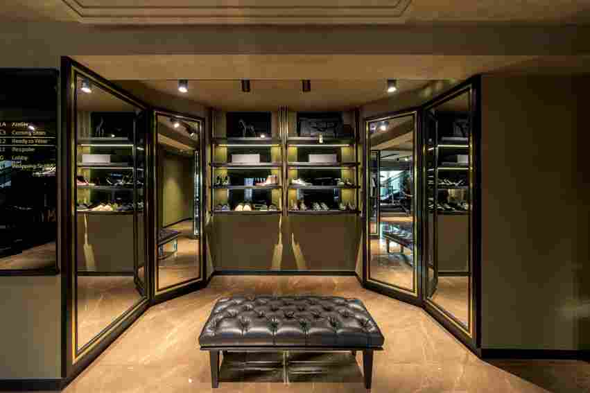 Cast and Crew: Redefining Luxury Fashion in Pakistan