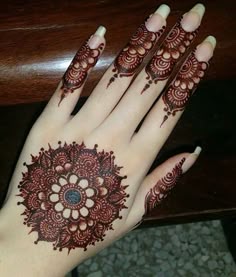 If you love a classic look, the tikka-style henna design is definitely one to try this Eid. This design usually features a bold circular or floral pattern right in the center of the palm, sometimes connected with delicate lines and small details toward the fingers. It’s simple, traditional, and always looks elegant. The best part? Even with just one main motif, it still feels festive and eye-catching.