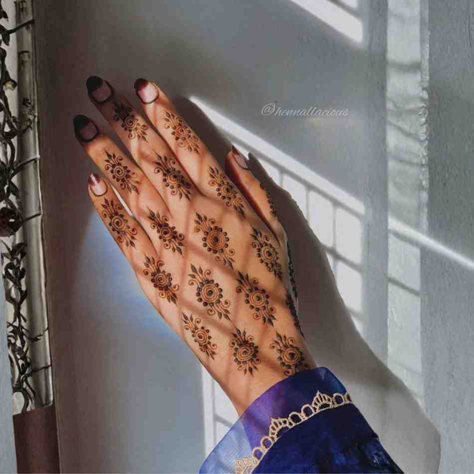 From Minimal To Heavy: 5 Henna Designs To Try This Eid