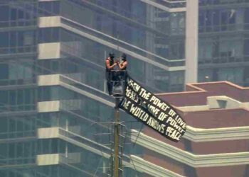 Love at 1,454 Feet? The Empire State Building Proposal That's Dividing the Internet