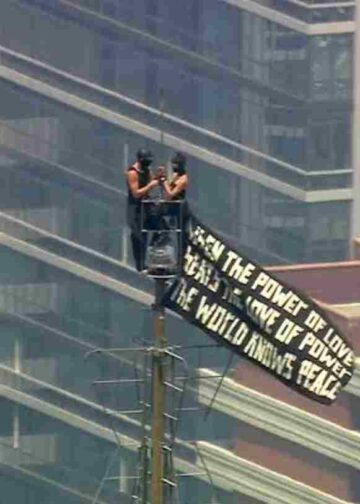 Love at 1,454 Feet? The Empire State Building Proposal That's Dividing the Internet