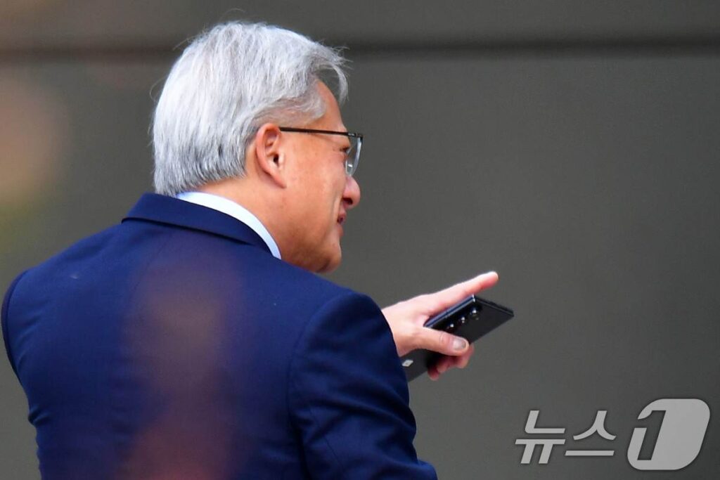 Trump's Surprise Call Reveals Nvidia CEO Uses Samsung's Galaxy Z Fold8